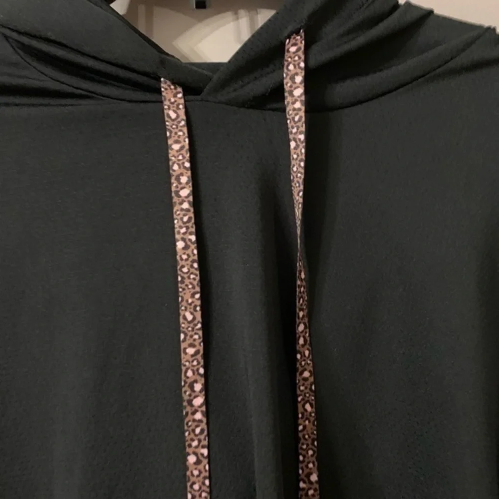 Kaia Cropped Hoodie Fabletics Color: Black/Micro Leopard Medium